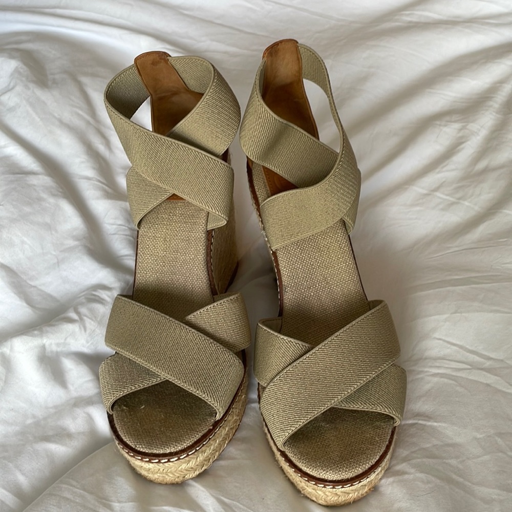 TORY BURCH FREIDA IN BEIGE SIZE 7